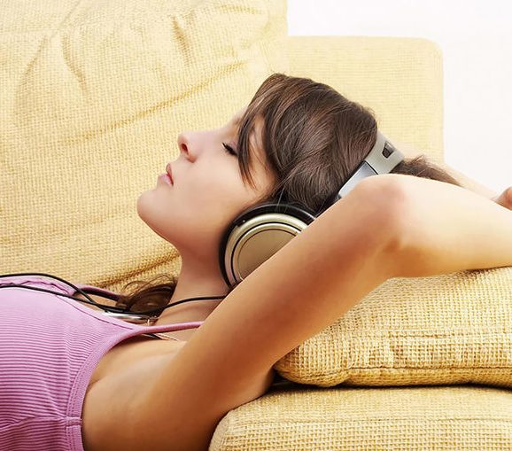 La Música Neurocientífica que Silencia el Estrés: El Secreto de «Weightless» para un Sueño Profundo